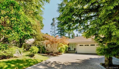 2763 Arbutus Rd, Saanich, BC, V8N5X8 | Card Image
