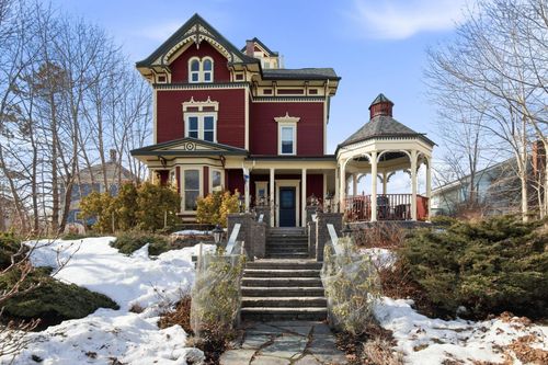 42 Falkland St, Lunenburg, NS, B0J2C0 | Card Image