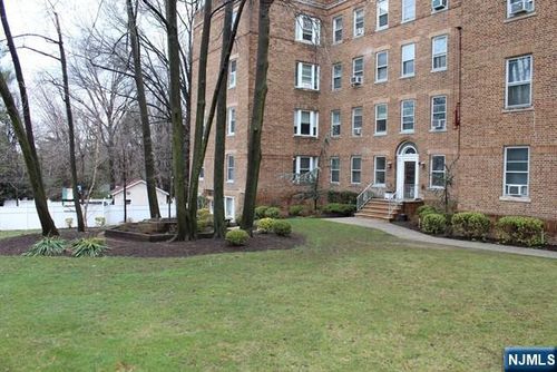 250 Broad Ave, Leonia, NJ, 07605-1825 | Card Image