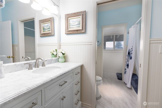 Jack and Jill bath between the lower 2 bedrooms | Image 37