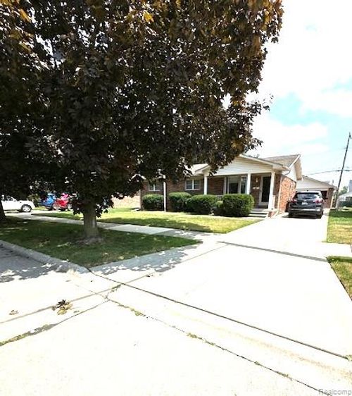 12177 Agnes St, Southgate, MI, 48195-1746 | Card Image
