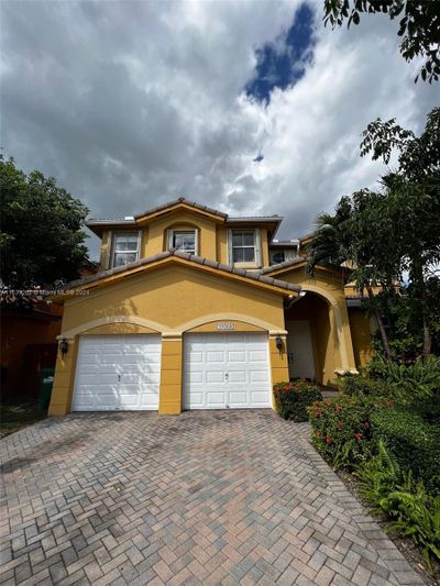 11009 Nw 80th Ln, House other with 4 bedrooms, 4 bathrooms and null parking in Doral FL | Image 2