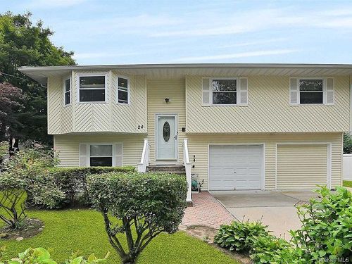 24 Spruce St, Brentwood, NY, 11717-3816 | Card Image