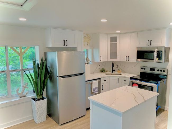 302 Nw 9th St, House other with 2 bedrooms, 1 bathrooms and 4 parking in Carrabelle FL | Image 6