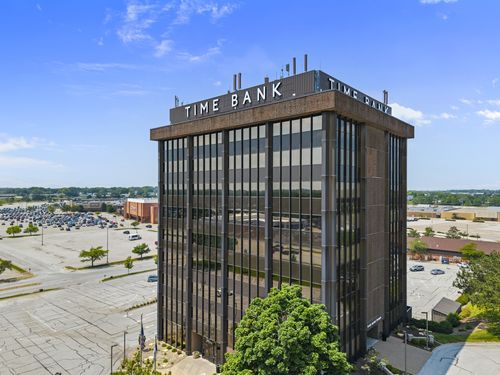 100-100 E Kimberly Rd, Davenport, IA, 52806-5923 | Card Image