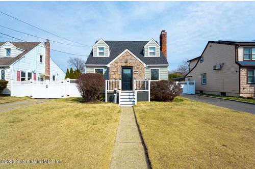 2381 Yorktown St, Oceanside, NY, 11572-1717 | Card Image