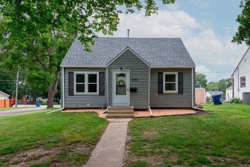 2001 W 7th St, Waterloo, IA, 50702-3354 | Card Image