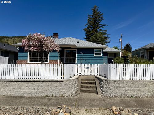 215 Ne Broadway St, Myrtle Creek, OR, 97457-8502 | Card Image