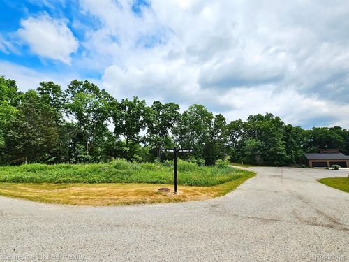 10537 Oakforest Dr, South Lyon, MI, 48178-9089 | Card Image