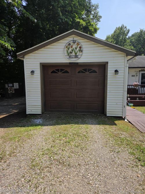 1737 Lakeville Rd, Leonard, MI, 48367-3307 | Card Image