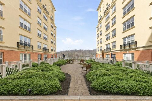 unit-804-10 Byron Pl, Larchmont, NY, 10538-1990 | Card Image