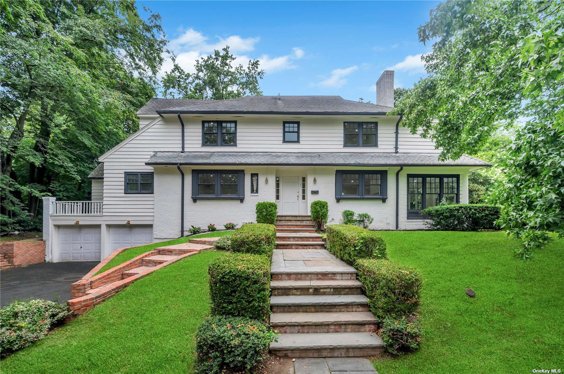 Ridge Dr, Great Neck, NY 11021