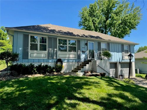 4024 Surrey Ln, Independence, MO, 64055-4048 | Card Image