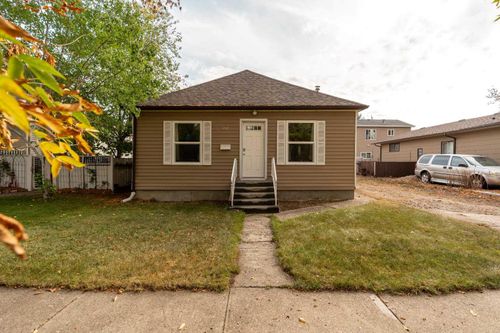 717 12b St N, Lethbridge, AB, T1H2L8 | Card Image