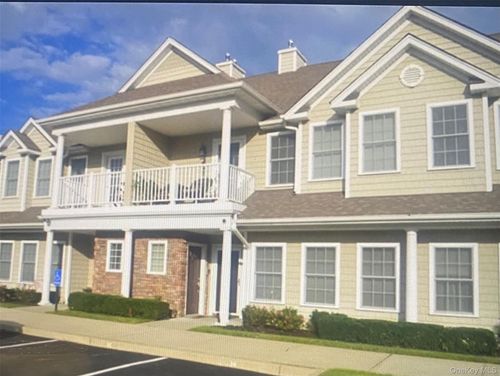 12 Della Dr, West Babylon, NY, 11704-6240 | Card Image