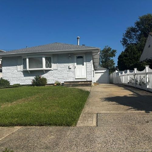 66 E Neptune Ave, Lindenhurst, NY, 11757-6821 | Card Image