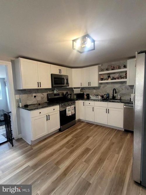 574 Bath St, BRISTOL, PA, 19007-3604 | Card Image