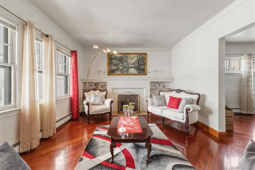 18811 Dormans Rd, Saint Albans, NY, 11412-2618 | Card Image