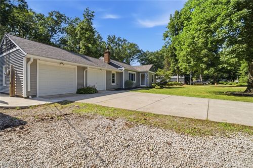 6024 Louis Dr, North Olmsted, OH, 44070-4454 | Card Image