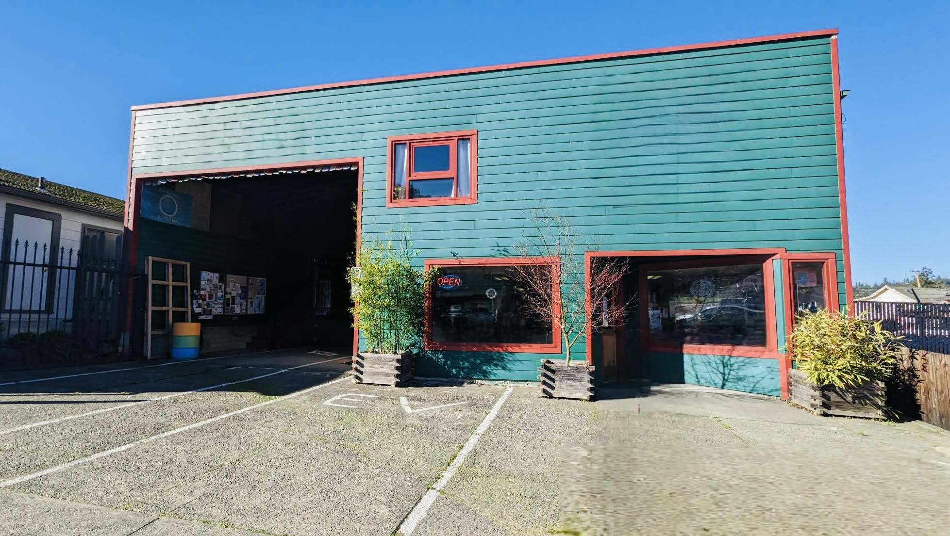 906 Redwood Dr, Garberville, CA 95542