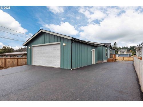 2142 Everett Ave, North Bend, OR, 97459-2337 | Card Image