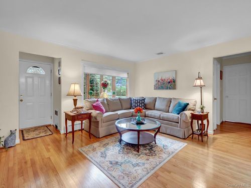 34 Scholl Dr, Farmingdale, NY, 11735-3113 | Card Image