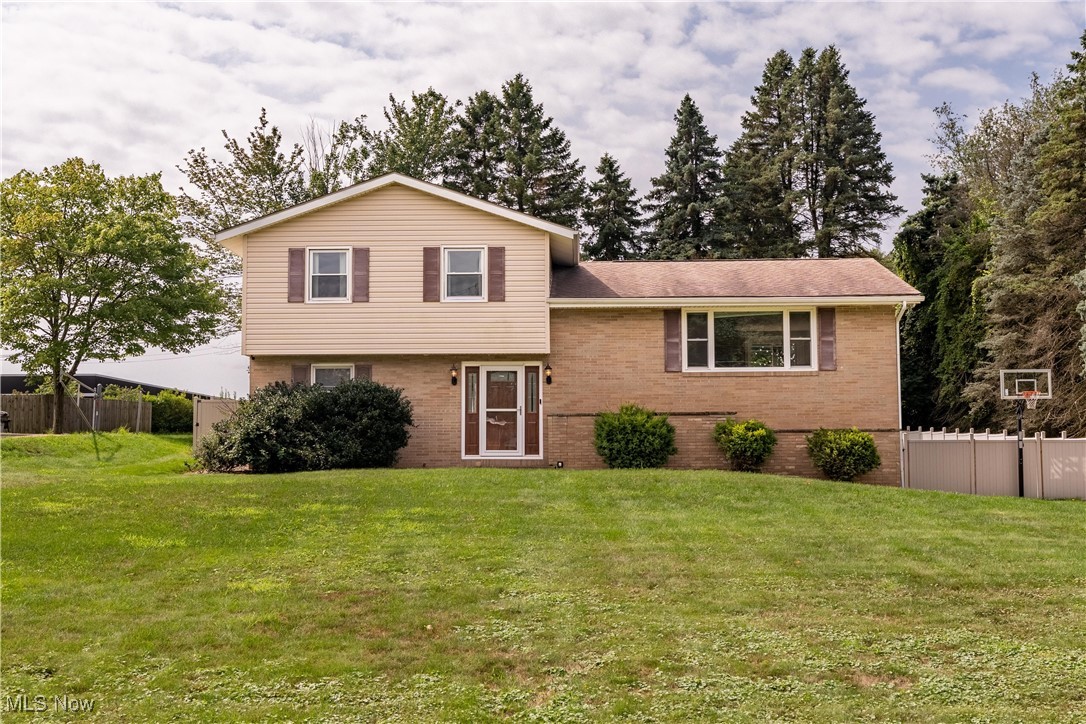Echoglenn St, North Canton, OH 44720