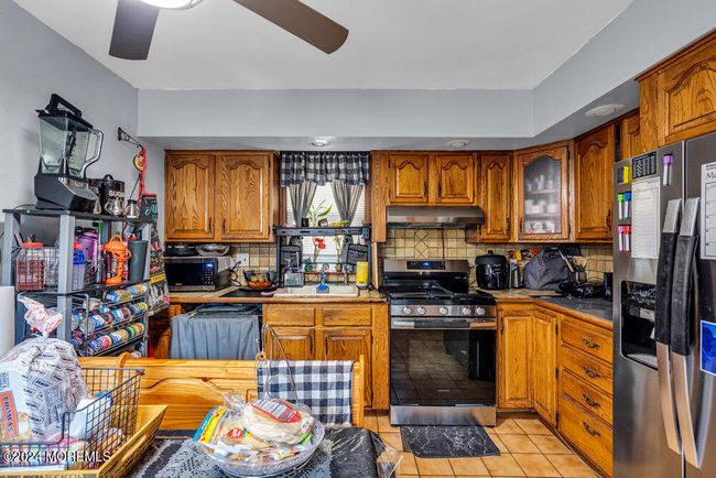 662 Avenue E, Home with 5 bedrooms, 3 bathrooms and null parking in Bayonne NJ | Image 5