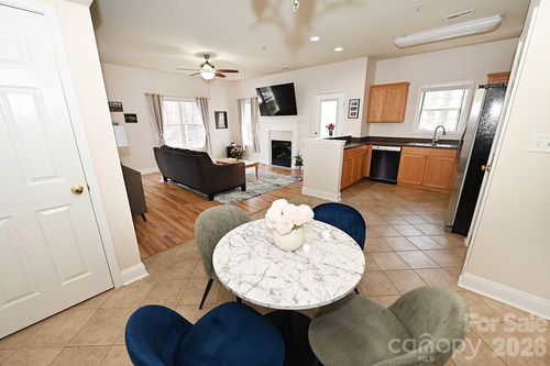 1360 21st Ave Ne, Hickory, NC, 28601-1618 | Card Image