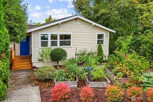 201 28th Ave, Seattle, WA, 98122-6203 | Card Image