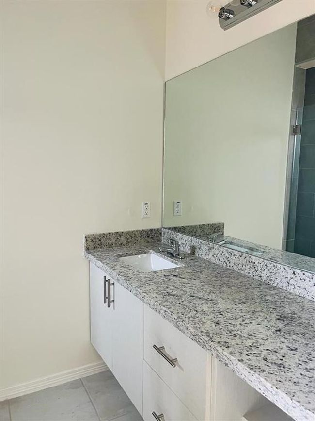 APT-2 - 1201 W Garfield Ave, Condo with 2 bedrooms, 2 bathrooms and 2 parking in Alton TX | Image 9