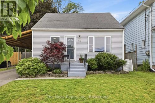 22 Nassau St, Oshawa, ON, L1J4A4 | Card Image