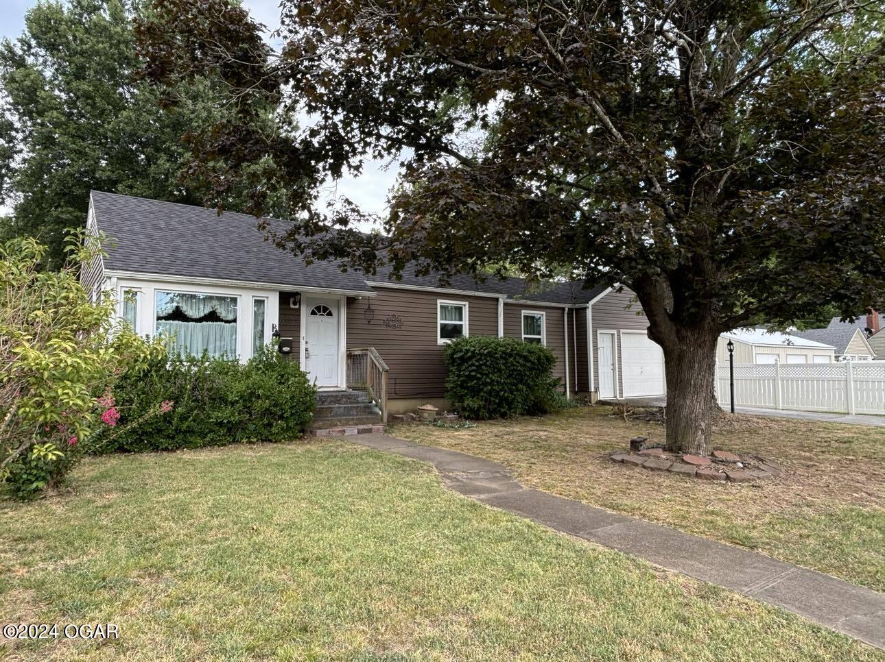 Clinton St, Carthage, MO 64836