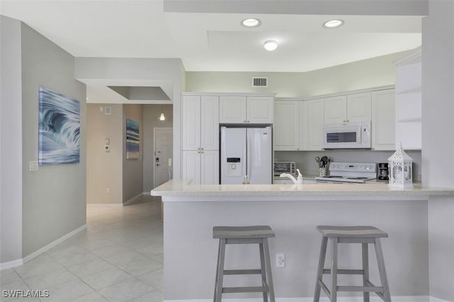 APT-404 - 450 Launch Cir, Condo with 3 bedrooms, 2 bathrooms and null parking in NAPLES FL | Image 5