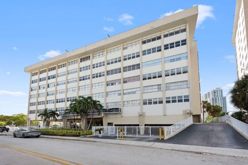 apt-b2-111 Golden Isles Dr, Hallandale Beach, FL, 33009-5801 | Card Image