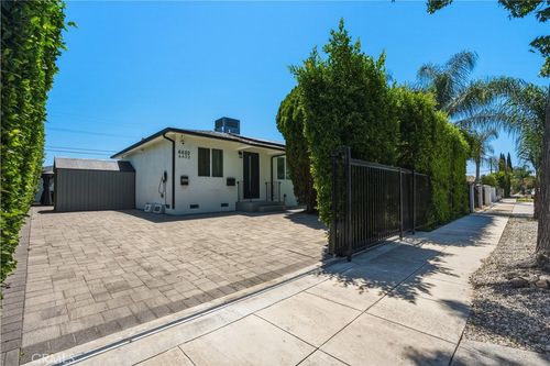 6620 Bellaire Ave, Valley Glen, CA, 91606-1205 | Card Image