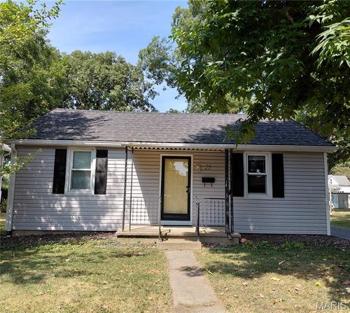 25 W Oak St, Mascoutah, IL, 62258-2018 | Card Image