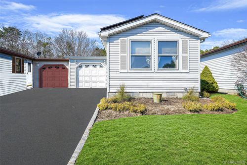 91 Village Cir W, Manorville, NY, 11949-9699 | Card Image