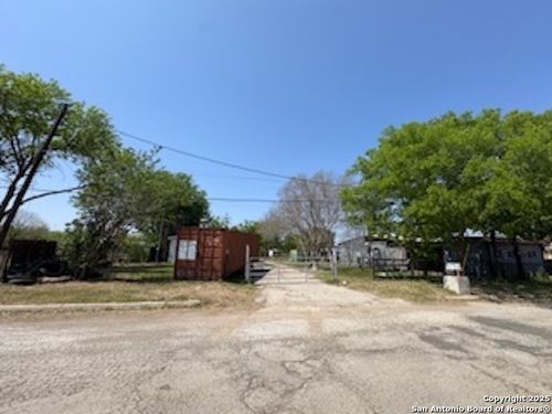1753 S Ash St, Pearsall, TX, 78061-2726 | Card Image