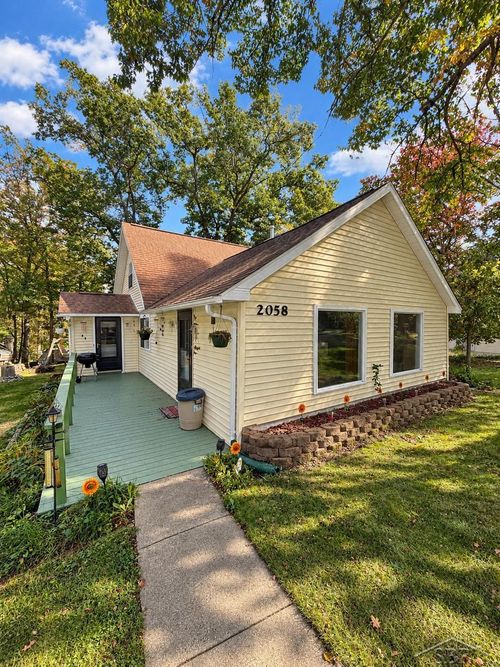 2058 W Higgins Lake Dr, Roscommon, MI, 48653-8163 | Card Image