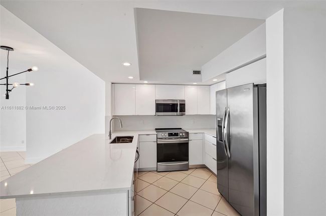 APT-16F - 5600 Collins Ave, Condo with 2 bedrooms, 2 bathrooms and null parking in Miami Beach FL | Image 10