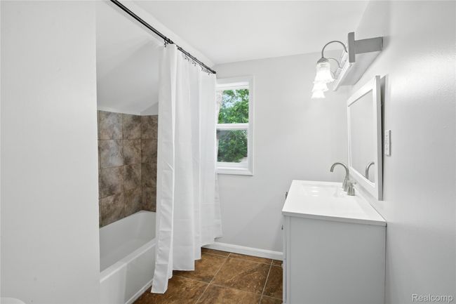 Bathroom 2-upstairs.JPG | Image 14