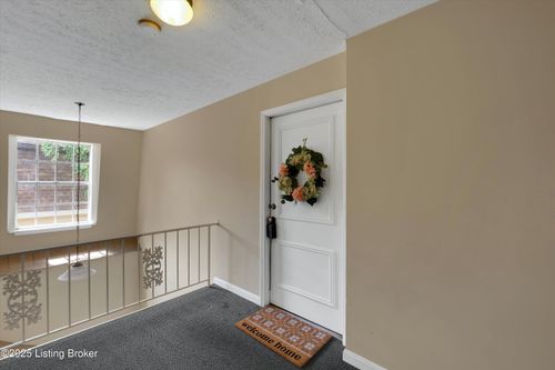 7-102 Algiers Ct, Louisville, KY, 40218-1639 | Card Image