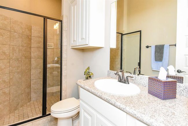 The ensuite bath room dedicated to the secondary bedroom. | Image 29