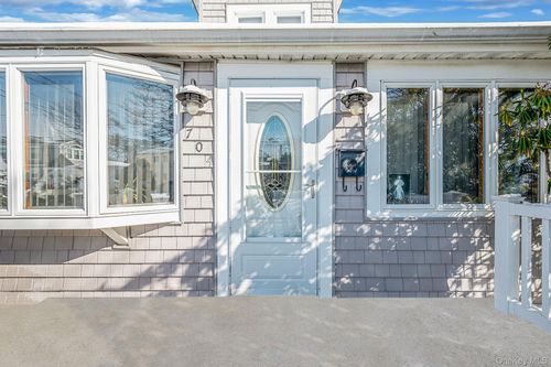 704 S 5th St, Lindenhurst, NY, 11757-5622 | Card Image