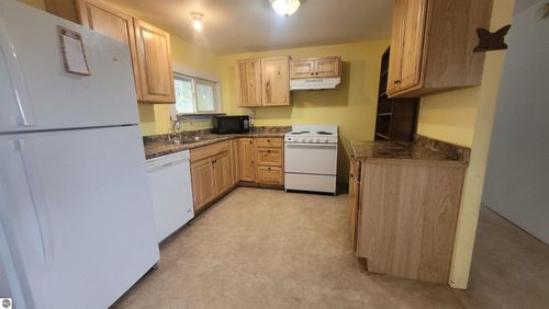 3373 Crofton Rd Sw, South Boardman, MI, 49680-9760 | Card Image