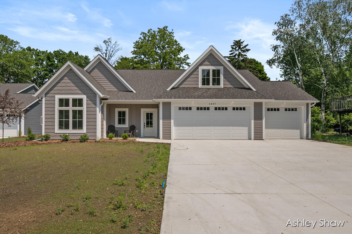 Maplewood Dr, Jenison, MI 49428
