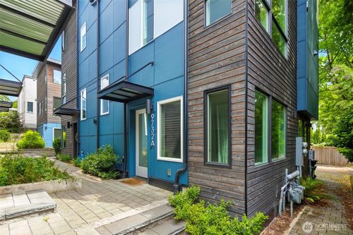 9732 Woodlawn Ave N, Seattle, WA, 98103-3530 | Card Image