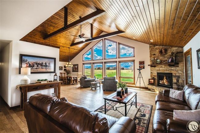Tall ceilings and beautiful finishes | Image 10