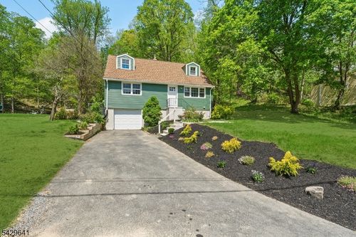 8 Andrea Dr, Vernon, NJ, 07462-3402 | Card Image
